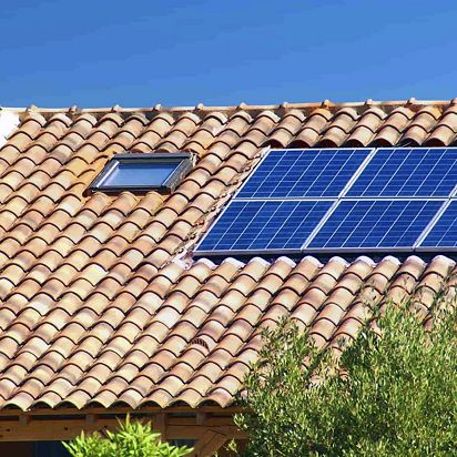 Fotovoltaico integrato|||tetto con pannelli fotovoltaici nelle tegole